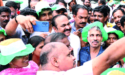 സംസ്ഥാനത്തിന്റെ ആരോഗ്യരംഗം വെന്റിലേറ്ററില്‍ ; മരണവ്യാപാരികള്‍ ആരെന്ന് ജനങ്ങള്‍ക്കറിയാമെന്നും വി.ഡി. സതീശന്‍