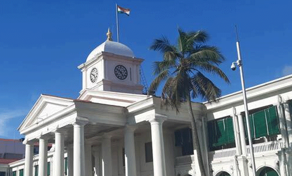 സെക്രട്ടേറിയറ്റില്‍ ഫയലുകള്‍ക്കിടയില്‍ പാമ്പ്; പിടികൂടി സർപ്പ വൊളന്റിയർ

