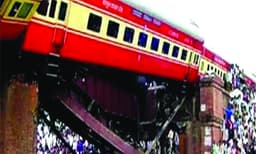 പെരുമണ്‍ തീവണ്ടി ദുരന്തം: പൊലിഞ്ഞത് 105 ജീവന്‍, കാരണം ടൊര്‍ണാഡോ​യോ റെയില്‍വേയുടെ അനാസ്‌ഥയോ ?  ഇന്ന്‌ കണ്ണീരോര്‍മ