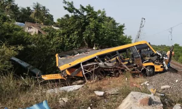 ലെവല്‍ക്രോസില്‍ ബസില്‍ ട്രെയിനിടിച്ചു ; രണ്ടുകുട്ടികള്‍ക്ക് ദാരുണാന്ത്യം ; ആറുപേര്‍ക്ക് പരിക്ക്