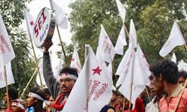 സര്‍വകലാശാലകളില്‍ എസ്എഫ്‌ഐയുടെ പ്രതിഷേധ മാര്‍ച്ച് ; വിസിയുടെ ചേംബറിന് മുന്നില്‍ കുത്തിയിരിപ്പ് സമരം