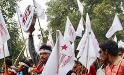 സര്‍വകലാശാലകളില്‍ എസ്എഫ്‌ഐയുടെ പ്രതിഷേധ മാര്‍ച്ച് ; വിസിയുടെ ചേംബറിന് മുന്നില്‍ കുത്തിയിരിപ്പ് സമരം