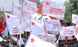 കേരളാസര്‍വകലാശാലയില്‍ എസ്എഫ്‌ഐ യുടെ പ്രതിഷേധം ; വൈസ്ചാന്‍സലറിന്റെ ചേംബറില്‍ കയറാന്‍ ശ്രമം