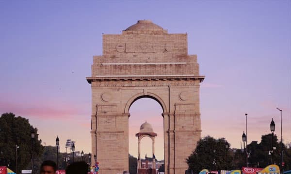 ഡല്‍ഹിയില്‍ ഭൂചലനം അനുഭവപ്പെട്ടു ; ആള്‍ക്കാര്‍ വീടിന് പുറത്തേക്ക് ഇറങ്ങിയോടി