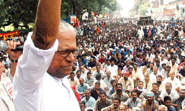 വി.എസിന്റെ നില അതീവ ഗുരുതരമെന്ന് റിപ്പോര്‍ട്ട് ; മന്ത്രിമാരും നേതാക്കളും എസ് യു.ടി. ആശുപത്രിയില്‍