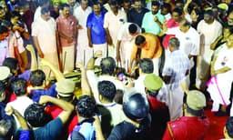 വലിയചുടുകാട്ടില്‍ പ്രിയസഖാക്കള്‍ക്കൊപ്പം വി.എസിന് അന്ത്യവിശ്രമം ; കോരിച്ചൊരിഞ്ഞ മഴയിലും അലകടലായിരമ്പി ആയിരങ്ങള്‍