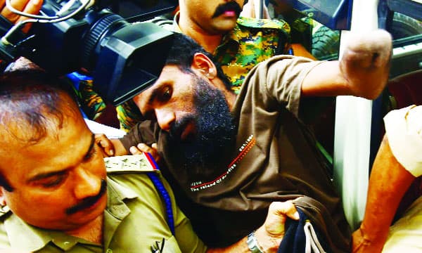 തലയിലൊരു ഭാണ്ഡം പിടിച്ചയാളെ നാട്ടുകാര്‍ തളാപ്പ് പരിസരത്ത് കണ്ടു; 'എടാ ഗോവിന്ദച്ചാമീ' എന്നു വിളിച്ചതോടെ അയാള്‍ മതില്‍ ചാടി ഓടി