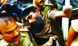 തലയിലൊരു ഭാണ്ഡം പിടിച്ചയാളെ നാട്ടുകാര്‍ തളാപ്പ് പരിസരത്ത് കണ്ടു; 'എടാ ഗോവിന്ദച്ചാമീ' എന്നു വിളിച്ചതോടെ അയാള്‍ മതില്‍ ചാടി ഓടി