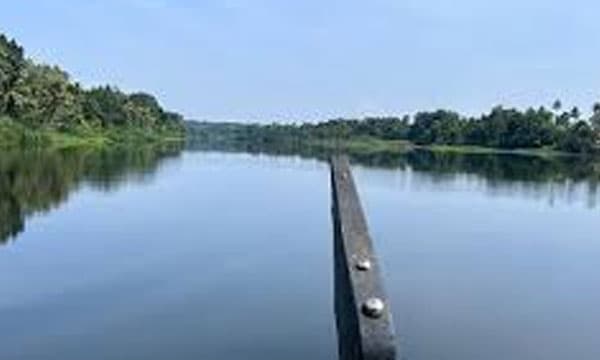 കോട്ടയം വൈക്കത്ത് മുറിഞ്ഞപുഴയില്‍ വള്ളം മറിഞ്ഞു ;  പരിക്കേറ്റവരെ താലൂക്കാശുപത്രിയില്‍ പ്രവേശിപ്പിച്ചു