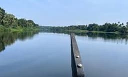 കോട്ടയം വൈക്കത്ത് മുറിഞ്ഞപുഴയില്‍ വള്ളം മറിഞ്ഞു ;  പരിക്കേറ്റവരെ താലൂക്കാശുപത്രിയില്‍ പ്രവേശിപ്പിച്ചു