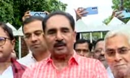 കന്യാസ്ത്രീകളെ കാണാന്‍ എത്തിയ യുഡിഎഫ് ജനപ്രതിനിധിസംഘത്തെ തടഞ്ഞു ; പ്രതികരിച്ചതോടെ അനുവദിച്ചു