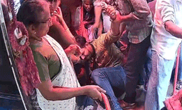 കണ്ണൂരില്‍ വിദ്യാര്‍ഥിനിക്ക് കൺസഷൻ നല്‍കിയില്ല ; ഭർത്താവും സുഹൃത്തുക്കളും കണ്ടക്ടറെ മർദിച്ചു 
