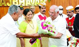 എ.കെ.ജി. സെന്റര്‍ ഇരിക്കുന്നത് കേരളസര്‍വകലാശാലയുടെ ഭൂമിയിലെന്ന് ആക്ഷേപം; സിപിഎമ്മിന്റെ 'അടിയാധാരം'തപ്പി ഗവര്‍ണര്‍...!