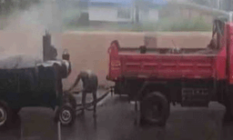 കനത്തമഴയ്ക്ക് ഇടയില്‍ റോഡ് ടാറിങ്; ചീത്ത വിളി, നിര്‍ത്താനാവശ്യപ്പെട്ട്തൃശ്ശൂര്‍   മേയര്‍ 
