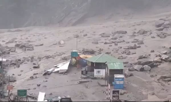 ഉത്തരകാശിയിലെ പ്രളയം: നിരവധി പേര്‍ അവശിഷ്ടങ്ങള്‍ക്കിടയില്‍ ; കാണാതായ 10 സൈനികര്‍ക്കായും തെരച്ചില്‍