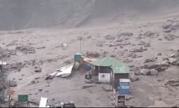 ഉത്തരകാശിയിലെ പ്രളയം: നിരവധി പേര്‍ അവശിഷ്ടങ്ങള്‍ക്കിടയില്‍ ; കാണാതായ 10 സൈനികര്‍ക്കായും തെരച്ചില്‍