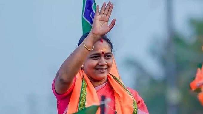 ശോഭാസുരേന്ദ്രന് മുന്നറിയിപ്പ് നല്‍കിയ പോലീസുകാരനാര്? മറുവശത്ത് ജില്ലാപ്രസിഡന്റിനെ തല്ലിയ പോലീസുകാരനെ തേടി ബിജെപിയും