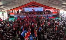 വോട്ടുമോഷണ വിവാദത്തില്‍ പ്രതിപക്ഷ പ്രതിഷേധം ; ഇരു സഭകളും താല്‍ക്കാലികമായി നിര്‍ത്തിവെച്ചു