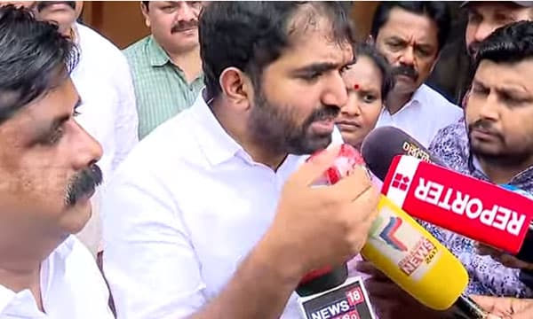 ചെറിയ കമ്യൂണിക്കേഷന്‍ ഗ്യാപ്പ്, ആവശ്യമില്ലാതെ വിവാദമാക്കരുത് ; ഡിസിസി ഓഫീസിലെത്ത് വിശദീകരണം നല്‍കി ചാണ്ടിഉമ്മന്‍