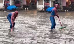 മുംബൈയെ മഴയില്‍ നിന്ന് രക്ഷിക്കാന്‍ ടോയ്‌ലെറ്റ് ബ്രഷുമായി സ്‌പൈഡര്‍മാന്‍; വീഡിയോ
