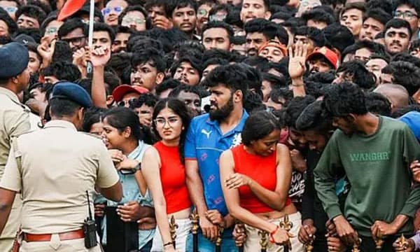 എന്തിന് കോണ്‍ഗ്രസ് മന്ത്രിമാര്‍ മാത്രം രാജി വെയ്ക്കണം ; ദുരന്തമുണ്ടായ സംസ്ഥാനങ്ങളില്‍ ബിജെപി മുഖ്യമന്ത്രിമാര്‍ രാജിവെച്ചോ?