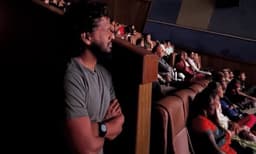 ആരാധകർക്കൊപ്പം കൂലി കാണാൻ തിയേറ്ററിൽ എത്തി ലോകേഷ് കനകരാജ് 
