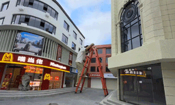 അമ്പമ്പോ സംഭവം അടിപൊളി! പൂച്ചകള്‍ക്കുവേണ്ടി മിനിയേച്ചര്‍ ടൗണ്‍ഷിപ്പ് ഒരുക്കി യൂട്യൂബര്‍
