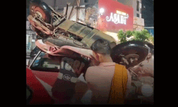 ഇതല്പം വെറൈറ്റി തന്നെ! ഗതാഗതകുരുക്കില്‍ സ്‌കൂട്ടര്‍ ചുമന്ന് യുവാക്കള്‍, വൈറലായി വീഡിയോ 
