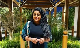 ഞാൻ എന്റെ യഥാർത്ഥ 'എന്നിലേക്ക്' പടിപടിയായി നടക്കുന്നു,.......ലോകാ സമസ്താ സുഖിനോ ഭവന്തു ലവ് യൂ ഓൾ;  ​ പോസ്റ്റുമായി വീണ നായര്‍
