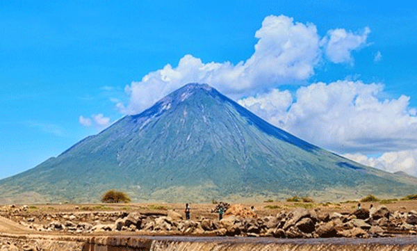 ഈ അഗ്നിപര്‍വ്വതത്തില്‍ നിന്നും പുറത്തുവരുന്നത് കറുത്ത ലാവ, അത്ഭുത പ്രതിഭാസത്തിന് പിന്നില്‍ 
