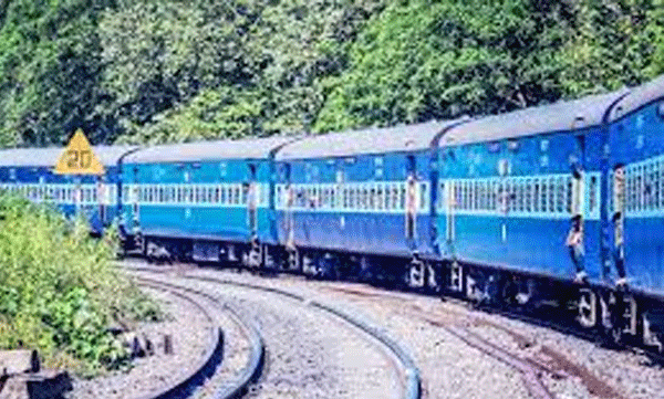 ആദ്യം ടിക്കറ്റ് ചെക്ക് ചെയ്ത്, പിന്നാലെ ഇന്‍സ്റ്റഗ്രാമില്‍ റിക്വസ്റ്റ്: ടിടിഇയുടെ വിചിത്ര പെരുമാറ്റം പങ്കിട്ട് യുവതി 

