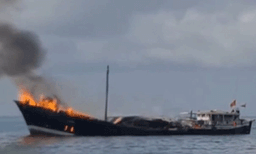 കപ്പലിൽ അരിയും പഞ്ചസാരയും, ഗുജറാത്ത് തീരത്ത് കപ്പലിന് തീപിടിച്ചു, സൊമാലിയയിലേക്കുള്ള കപ്പൽ
