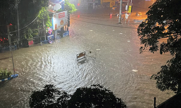 കൊല്‍ക്കത്തയില്‍ കനത്ത മഴയില്‍ അഞ്ചുമരണം ; നഗരത്തില്‍ വലിയ വെള്ളക്കെട്ട്, വീടുകള്‍ മുങ്ങി