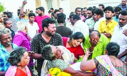 ഗുരുതരമായി ചികിത്സയിലിരുന്ന 61 കാരിയും മരിച്ചു ; മരണം 41 ആയി, ഗൂഡാലോചന ആരോപിച്ച് ടിവികെ