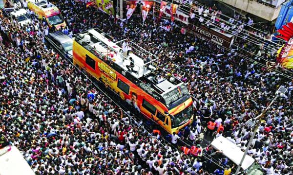 വിജയ്ക്ക് ദുരന്തസ്ഥലത്തേക്ക് വരാനുള്ള അനുമതി നിഷേധിച്ചു ; കരൂരിലും നാമക്കലിലും 'കൊലയാളി'യെന്ന് പോസ്റ്റര്‍