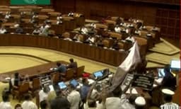 സ്വര്‍ണ്ണപ്പാളി വിവാദത്തില്‍ സഭയിലും പുറത്തും പ്രതിഷേധം ; ദേവസ്വംമന്ത്രി രാജിവെയ്ക്കണമെന്ന് പ്രതിപക്ഷം