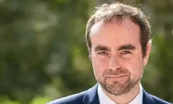 ഫ്രാൻസിൽ രാഷ്ട്രീയ പ്രതിസന്ധി രൂക്ഷം; പുതിയ മന്ത്രിസഭയെ നിയമിച്ച് മണിക്കൂറുകൾക്കകം ഫ്രഞ്ച് പ്രധാനമന്ത്രി രാജിവെച്ചു