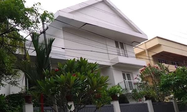 ഭൂട്ടാനില്‍ നിന്നുള്ള വാഹനക്കടത്ത് : നടന്‍ ദുല്‍ഖറിന്റെയും മമ്മൂട്ടിയുടേയും വീടുകളില്‍ ഇ.ഡി. റെയ്ഡ്  