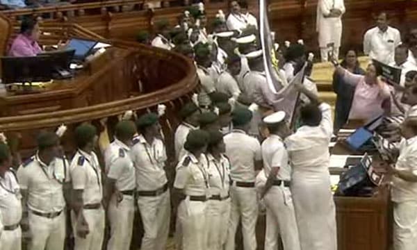 നിയമസഭയില്‍ സംഘര്‍ഷാവസ്ഥ ; സഭയില്‍ നാടകീയ രംഗങ്ങള്‍, ചോദ്യോത്തരവേള തടസ്സപ്പെട്ടു 