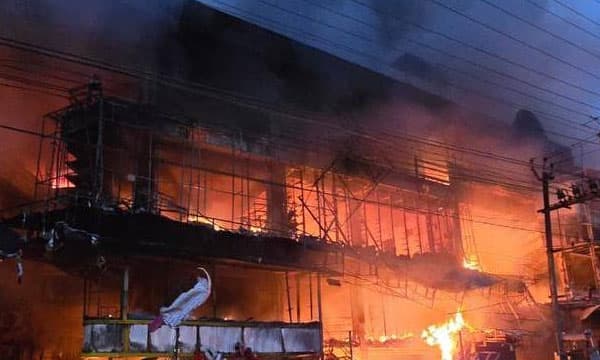 തീ പടര്‍ന്നപ്പോള്‍ ജീവന്‍ രക്ഷിക്കാന്‍ പുറത്തേക്കോടി ; കണ്‍മുന്നില്‍ കത്തിയമര്‍ന്നത് ഒരു കോടിയുടെ നോട്ടുകള്‍