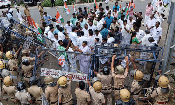 പേരാമ്പ്ര സംഘര്‍ഷത്തില്‍ കോഴിക്കോട്ട് കോണ്‍ഗ്രസ് പ്രതിഷേധം ; ഐജി ഓഫീസിലേക്ക് മാര്‍ച്ച് നടത്തി
