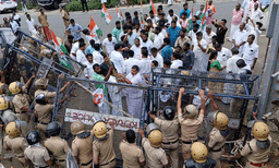 പേരാമ്പ്ര സംഘര്‍ഷത്തില്‍ കോഴിക്കോട്ട് കോണ്‍ഗ്രസ് പ്രതിഷേധം ; ഐജി ഓഫീസിലേക്ക് മാര്‍ച്ച് നടത്തി