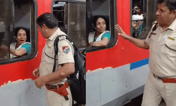 ട്രെയിനിന്റെ വിന്റോ സീറ്റിലിരുന്ന യുവതിയുടെ ഫോണ്‍ തട്ടിയെടുത്ത് പോലീസുദ്യോഗസ്ഥന്‍: കാരണം ഇതാണ് 
