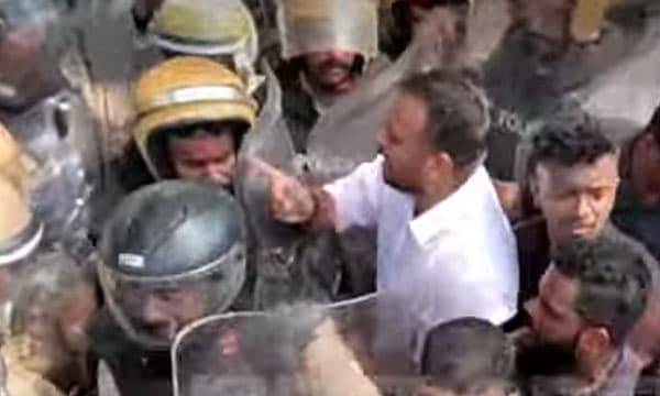 സ്വര്‍ണ്ണക്കൊള്ളയുമായി ബന്ധപ്പെട്ട് പ്രതിഷേധം ; യുവമോര്‍ച്ചയുടെ സെക്രട്ടേറിയേറ്റ് മാര്‍ച്ചില്‍ സംഘര്‍ഷം