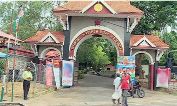 സ്വര്ണപ്പാളി വിവാദം: ക്ഷേത്രങ്ങളിലെ സ്വര്ണം റിസര്വ് ബാങ്കിലേക്കു മാറ്റാന് ദേവസ്വം ബോര്ഡ്, ഉരുപ്പടികള് ഒരുവര്ഷത്തിലധികം സൂക്ഷിക്കില്ല, കണക്കെടുപ്പ് വീണ്ടും നടത്തും