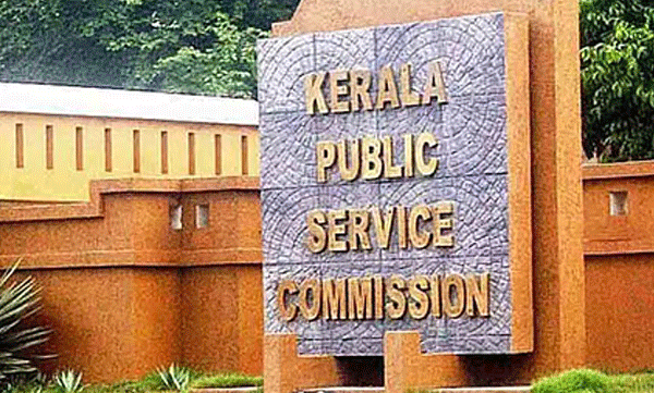 അസിസറ്റ്ന്റെ  പ്രൊഫസർ തസ്തികയിലേക്കുള്ള പിഎസ്‍സി പരീക്ഷ മാറ്റിവെച്ചത് തലേന്ന്; ദൂരൂഹത ആരോപിച്ച് ഉദ്യോഗാർത്ഥികൾ
