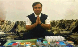 കൈയ്യിലുള്ളത് 1638 ക്രെഡിറ്റ് കാര്‍ഡുകള്‍, കടബാധ്യതകളില്ല:  ഗിന്നസ് റെക്കോര്‍ഡ് സ്വന്തമാക്കി യുവാവ്
