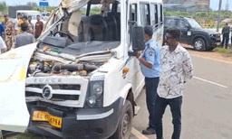 നെടുമ്പാശേരിയിൽ സിഐഎസ്എഫ് ഉദ്യോഗസ്ഥർ സഞ്ചരിച്ച വാഹനം അപകടത്തിൽപ്പെട്ടു; 15 പേർക്ക് പരിക്ക്
