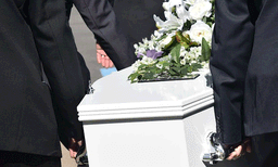 മൃതദേഹം കാണാനെത്തിയ സ്ത്രീയുടെ സമീപനത്തില്‍ ദുരൂഹത: പിടിച്ച് പോലീസില്‍  ഏല്‍പ്പിച്ച് കുടുംബം 
