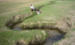 ഒരു ചുവടു മതി മറുകരയെത്താന്‍: ലോകത്തിലെ ഏറ്റവും ഇടുങ്ങിയ നദി ദാ ഇവിടെയുണ്ട്
